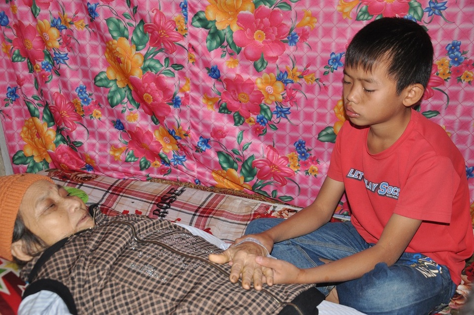 Tiếng khóc thảm thiết của hai đứa trẻ bị bố mẹ bỏ rơi, bà nội sắp chết - 7 Tương lai của các cháu sẽ ra sao khi bác Nhớn không còn nữa.