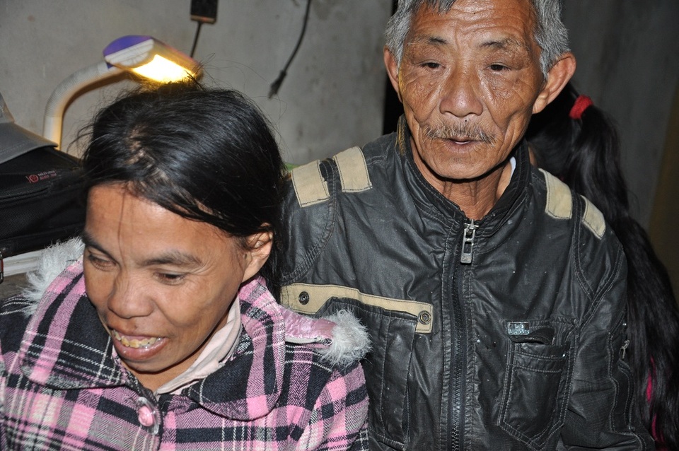 Thương cô bé học lớp 7 không có bố, chăm mẹ tâm thần - 4 Ông bà ngoại ở gần hai mẹ con nhưng đã già và không có thu nhập nên không giúp được gì.