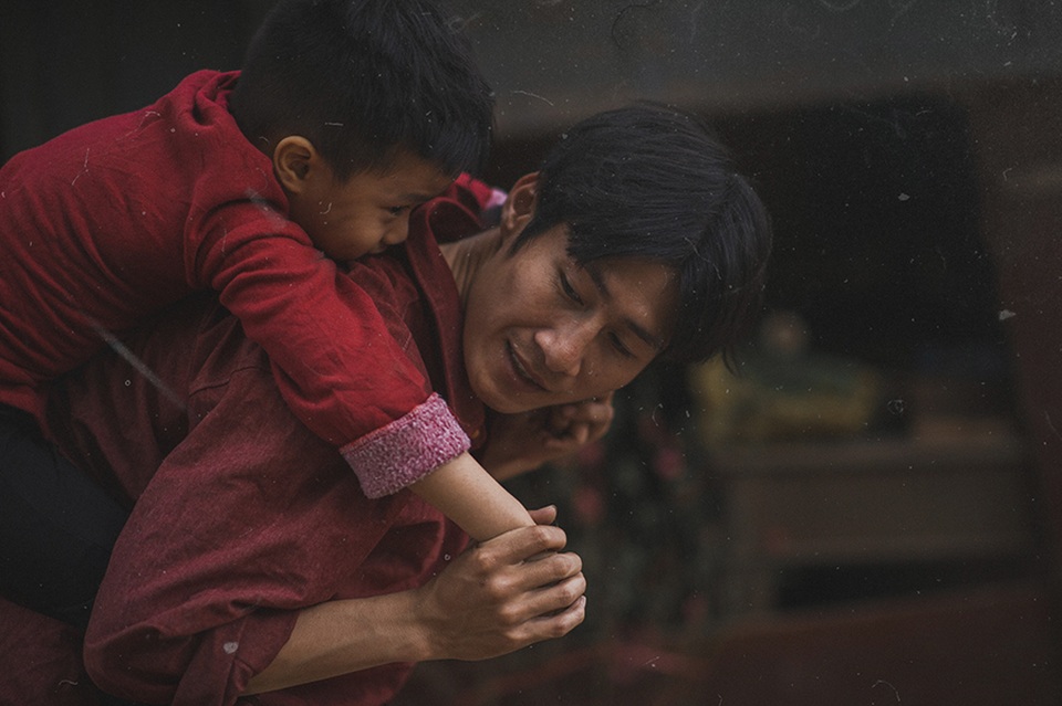 Hai người mẫu trong bộ ảnh đều là những thành viên trong gia đình khá giả nhưng rất nhập vai trong bộ ảnh này.