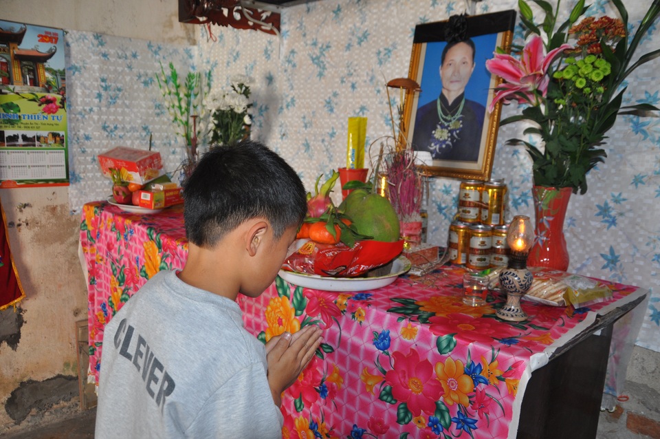 Hơn 123 triệu đồng đến với hai đứa trẻ bị bố mẹ bỏ, bà nội sắp chết - 1 Sau thời gian phát hiện căn bệnh ung thư phổi, bác Nhớn đã mãi mãi ra đi.