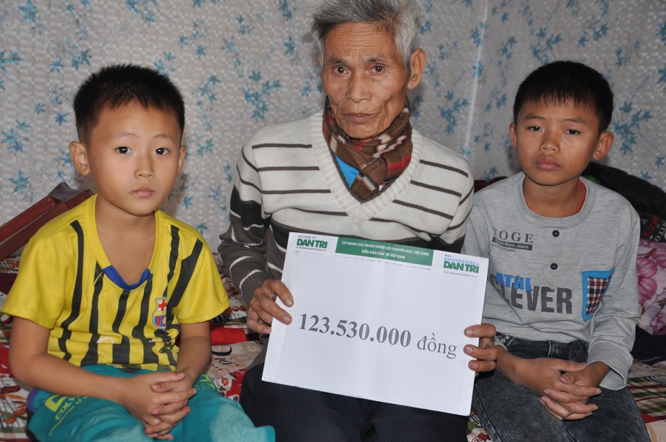 Hơn 123 triệu đồng đến với hai đứa trẻ bị bố mẹ bỏ, bà nội sắp chết - 4 Ông cháu bác Bản nhận quà bạn đọc Dân trí.