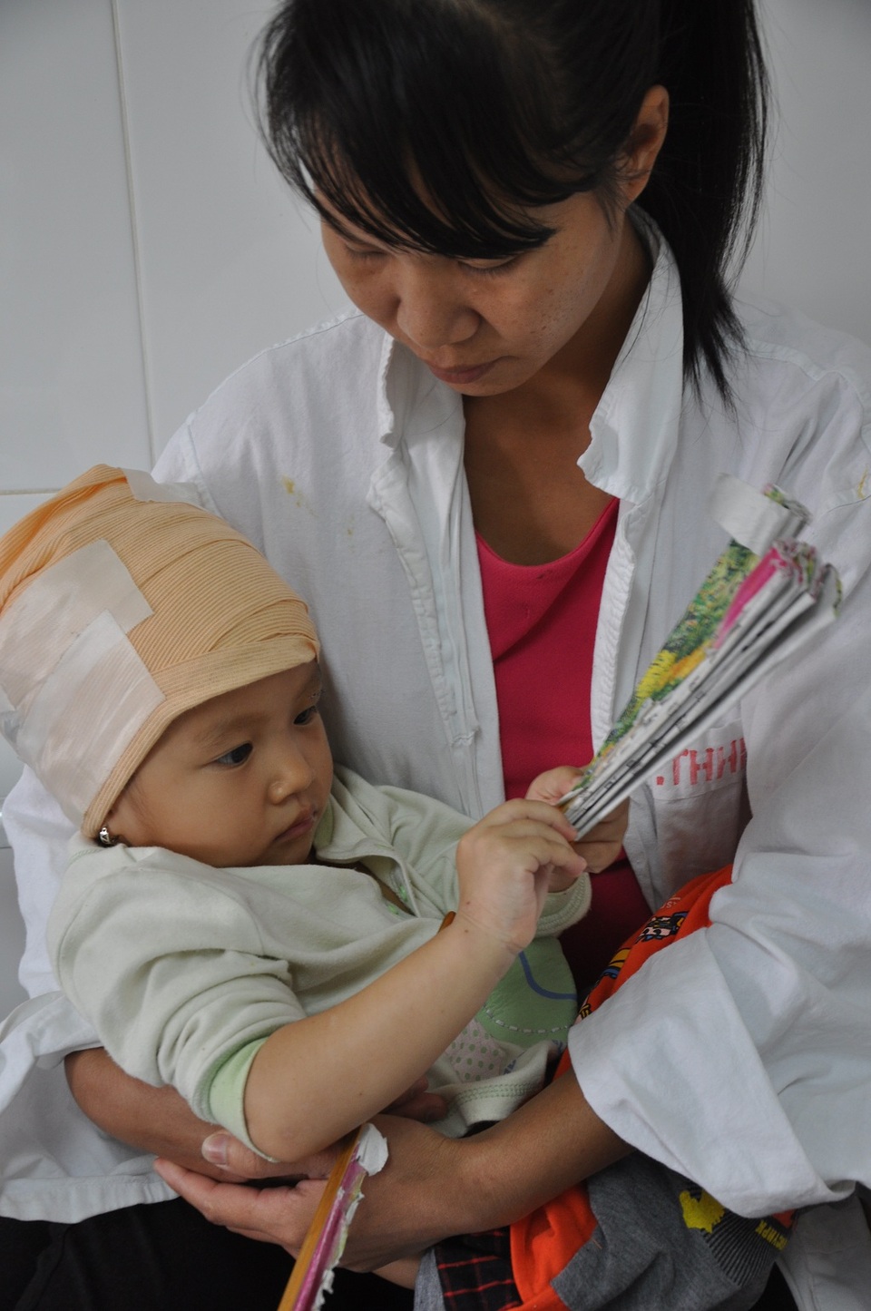 Thương bé gái 2 tuổi bị chó cắn rách toàn bộ da đầu - 6 Mẹ con em đang cầu cứu sự giúp đỡ của mọi người để được tiếp tục điều trị.