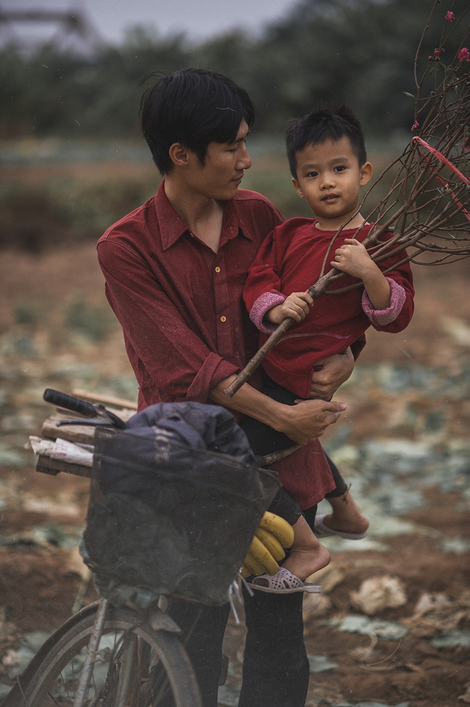 Bộ ảnh giàu tính nhân văn về tình cha con trong cái Tết nghèo - 10