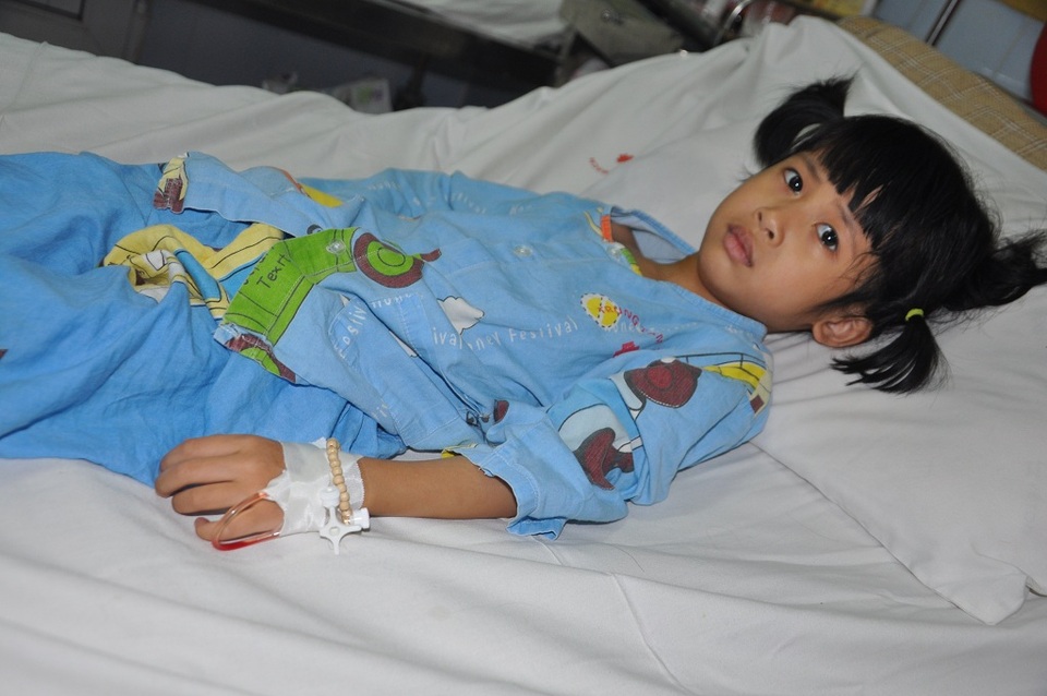 Bé Huyền 5 tuổi phát hiện thông liên nhĩ và cơn nhịp nhanh kịch phát trên thất. Hiện em đã mổ nội soi để vá thông liên nhĩ, sắp tới em sẽ tiếp tục phẫu thuật để xử lí cơn nhịp nhanh kịch phát trên thất.