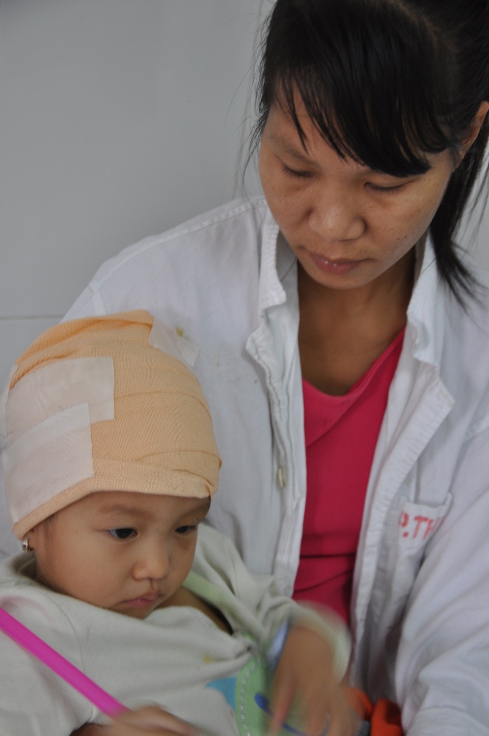Thương bé gái 2 tuổi bị chó cắn rách toàn bộ da đầu - 3
Khi biết tin chạy về nhà thì da đầu bé Na đã bị rách ra hết, máu chảy dầm dề khiến em phải chuyển gấp lên bệnh viện Việt Đức để phẫu thuật.