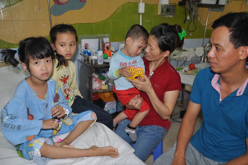 Bản thân anh Lập đi xây, chị Hiền làm công nhân nên chi phí hơn 200 triệu cho 4 bố con phẫu thuật anh chị không thể có được.