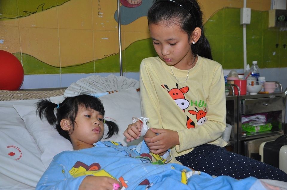 Hai chị em Vân và Phương cần phẫu thuật với chi phí từ 50- 80 triệu đồng/ ca sau khi đã trừ bảo hiểm.