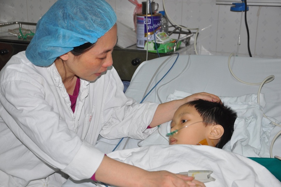 Tình cảnh nguy kịch của cậu bé 10 tuổi cần được ghép tim - 4 Hàng ngày chăm con, Đạt đau đớn quá nên bảo mẹ sao không đau hộ con. Lời nói của con khiến chị như đứt ra từng khúc ruột.