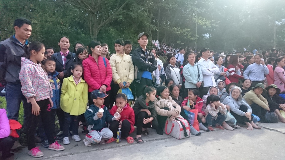Chủ tịch nước dâng hương tưởng nhớ các Vua Hùng - 14
Người dân và du khách thập phương đến Sân trung tâm Lễ hội Đền Hùng từ khá sớm để chuẩn bị lên các Đền bái Tổ.