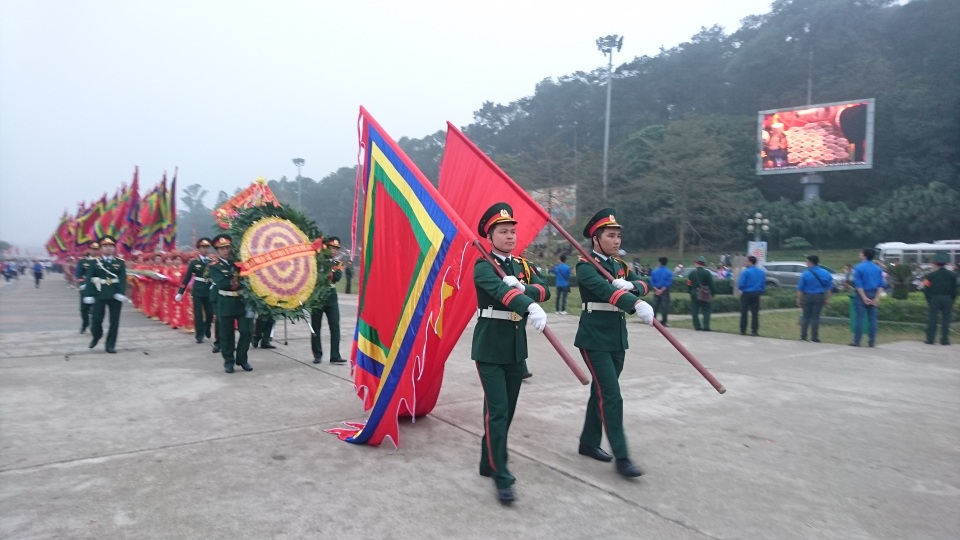 Chủ tịch nước dâng hương tưởng nhớ các Vua Hùng - 16 Đúng 6h05 đoàn Dâng hương bắt đầu di chuyển từ Sân trung tâm Lễ hội Đền Hùng lên Đền Thượng.