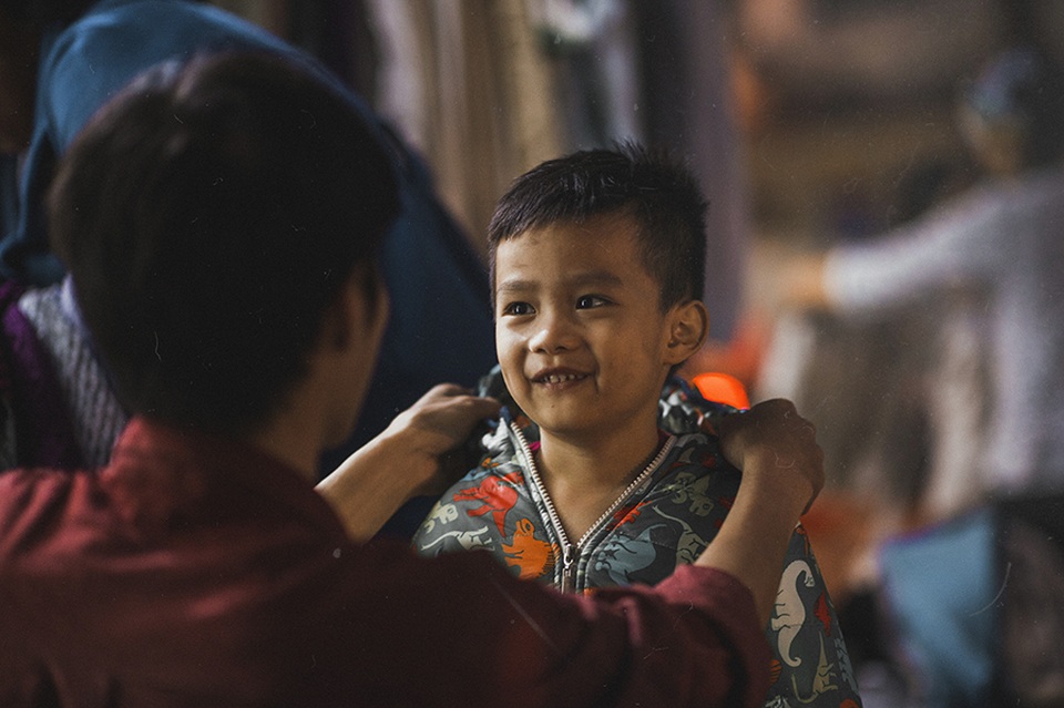 Nụ cười trẻ thơ cho Tết thêm ấm áp.