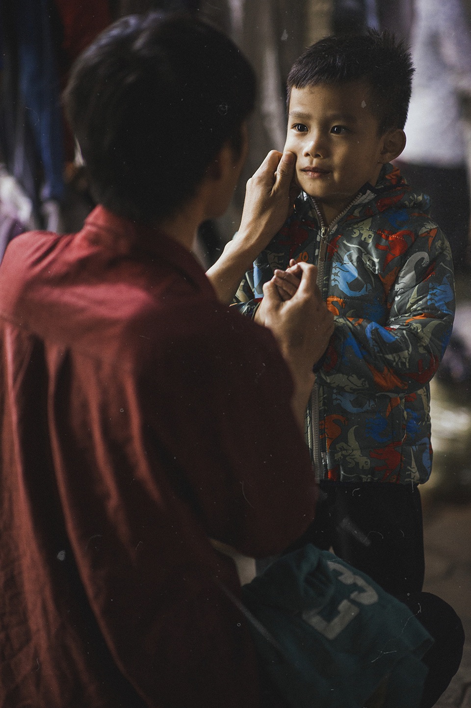 Bộ ảnh giàu tính nhân văn về tình cha con trong cái Tết nghèo - 17