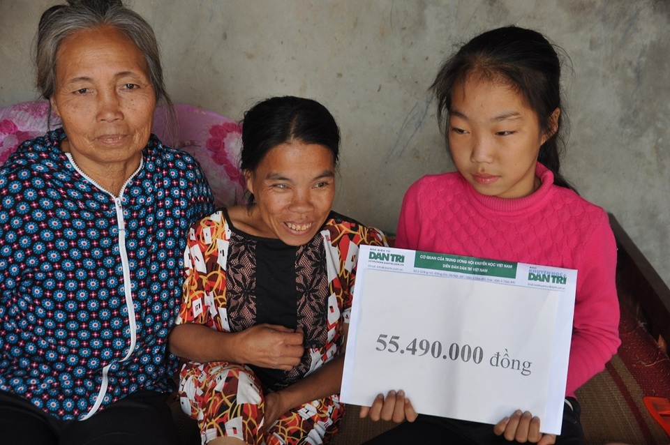 Hơn 55 triệu đồng đến với cô bé lớp 7 không có bố, chăm mẹ tâm thần - 2 Hương nhận quà bạn đọc Dân trí giúp đỡ.
