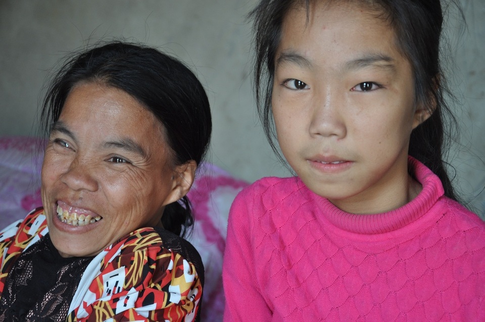 Hơn 55 triệu đồng đến với cô bé lớp 7 không có bố, chăm mẹ tâm thần - 1 Nhờ sự giúp đỡ của bạn đọc Dân trí, hai mẹ con bé Hương đã có 1 cái Tết đủ đầy, vui vẻ.