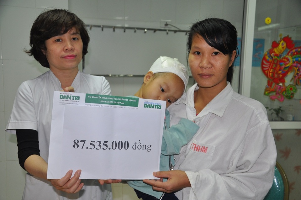 Gần 88 triệu đến với bé gái 2 tuổi bị chó cắn rách toàn bộ đầu - 4 Chị Trần Thị Vân Anh - Điều dưỡng trưởng của khoa trao quà cho mẹ con bé Na.