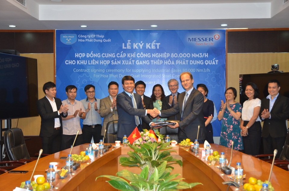 Hòa Phát và Messer: Hợp tác cung cấp khí công nghiệp cho KLH Gang thép Hòa Phát Dung Quất - 1
Lễ ký kết có sự tham dự của các lãnh đạo cao nhất của Tập đoàn Hòa Phát và Messer