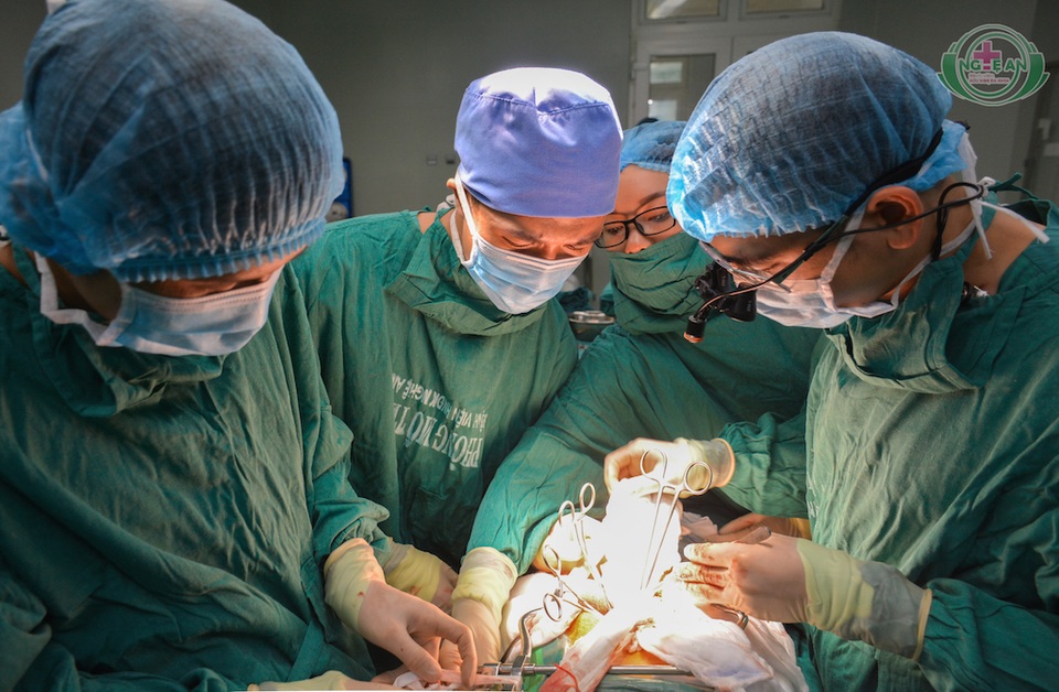 Hy hữu bệnh nhân bị vỡ túi giả phình động mạch chủ nguy hiểm - 1 Ngày 4/8, bệnh nhân bước vào ca đại phẫu. Ngay trước khi lên bàn phẫu thuật theo kế hoạch thì bệnh nhân bị vỡ bục khối giả phình. Bệnh nhân được chuyển phẫu thuật cấp cứu tối khẩn để bảo toàn mạng sống.
