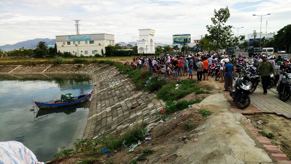 Đi kéo lờ phát hiện thi thể người đàn ông trôi trên sông - 1 Hàng trăm người dân vây quanh hiện trường sau vụ việc