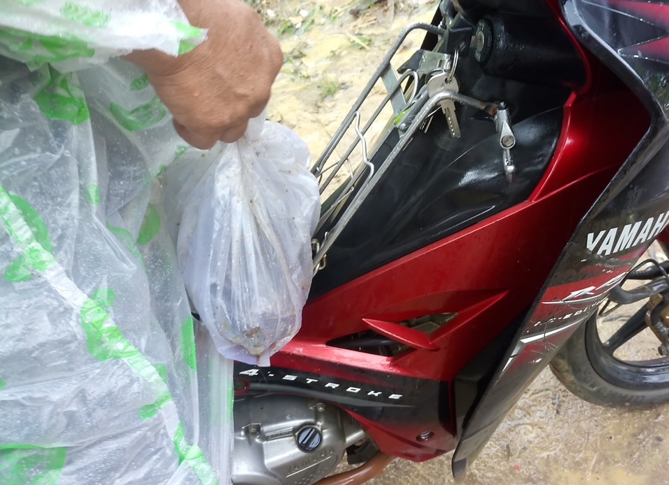 Thu giữ vật thể lạ tại hiện trường vụ nổ bom 6 người chết - 7
Đến 15h30, vật thể này được một cán bộ đưa lên xe máy chở về thị trấn Tô Hạp