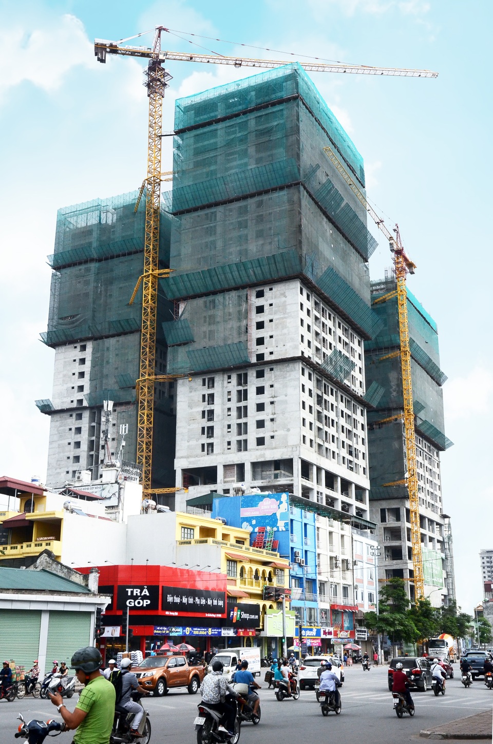 Hòa Phát cất nóc tòa tháp cao nhất của chung cư Mandarin Garden 2 - 1
Dự án đang được gấp rút hoàn thành