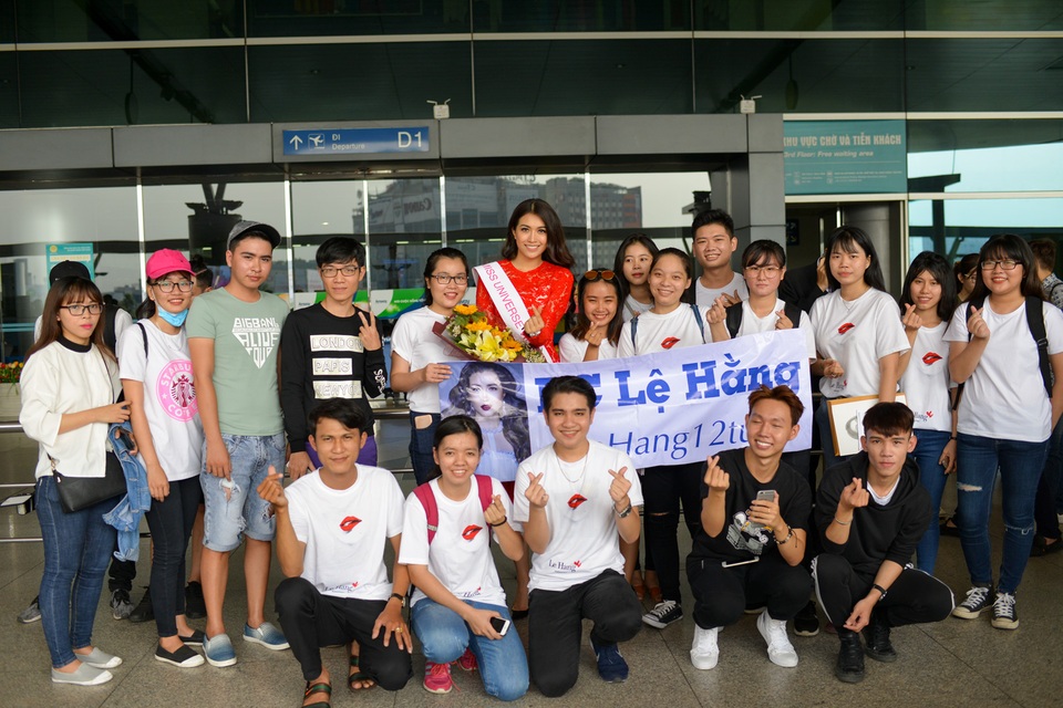 Hoa hậu Phạm Hương tiễn Lệ Hằng thi Miss Universe 2016 - 11 Đến tiễn Lệ Hằng sáng nay còn có lực lượng Fan đông đảo của cô, mọi người dành nhiều món quà tặng khá chu đáo để khích lệ tình thần cho người đẹp.