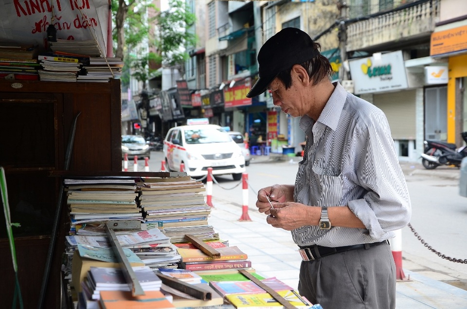 Bà lão 72 tuổi mở quầy báo miễn phí giữa lòng Hà Nội - 5
Mới đầu, “quầy” báo của bà chỉ có đúng một tấm biển bằng gỗ ghi chữ “Mời nhân dân đọc báo” và một tờ Hà Nội mới đặt trên hàng rào. Sau này, thấy có nhiều người dừng lại đọc, bà Dung quyết định bỏ một phần lương hưu của mình mua thêm sách, báo cũ, cùng với sách, báo mà mọi người ủng hộ để dựng lên quầy báo như hiện nay.