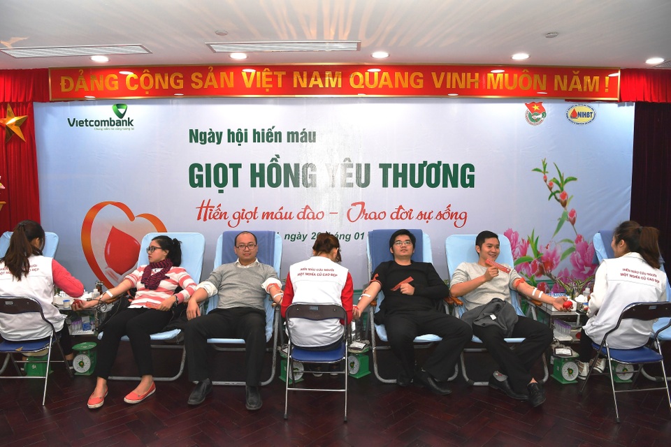 Cán bộ Vietcombank 235 đơn vị máy trong ngày hội hiến máu "Giọt hồng yêu thương" - 1
Các ĐVTN Vietcombank tham gia hiến máu trong Ngày hội hiến máu nhân đạo “Giọt hồng yêu thương”