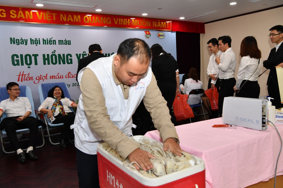 Cán bộ Vietcombank 235 đơn vị máy trong ngày hội hiến máu "Giọt hồng yêu thương" - 3
Những đơn vị máu được trân trọng bảo quản, cất giữ