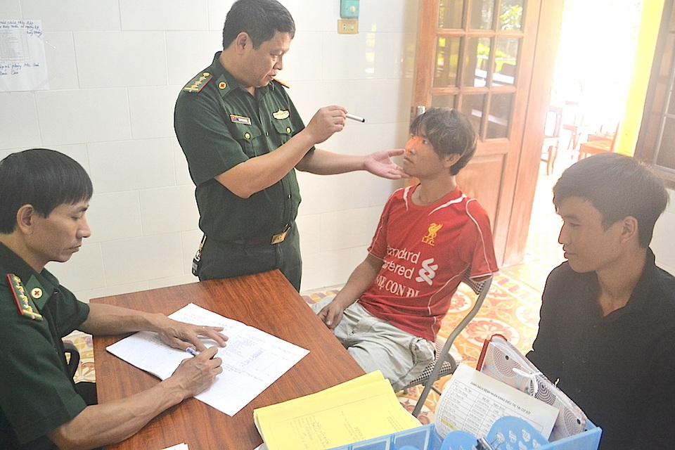 Nơi thay đổi cuộc đời cho những người nghiện ma túy ở huyện biên giới - 2 Người dân được khám bệnh tận tình.