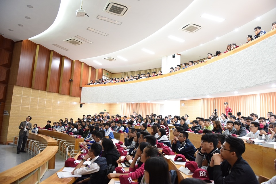 Hiệu trưởng ĐH Bách khoa HN giảng bài cho hàng trăm sĩ tử - 2
Hàng trăm học sinh háo hức nghe giảng về cách mạng công nghiệp 4.0