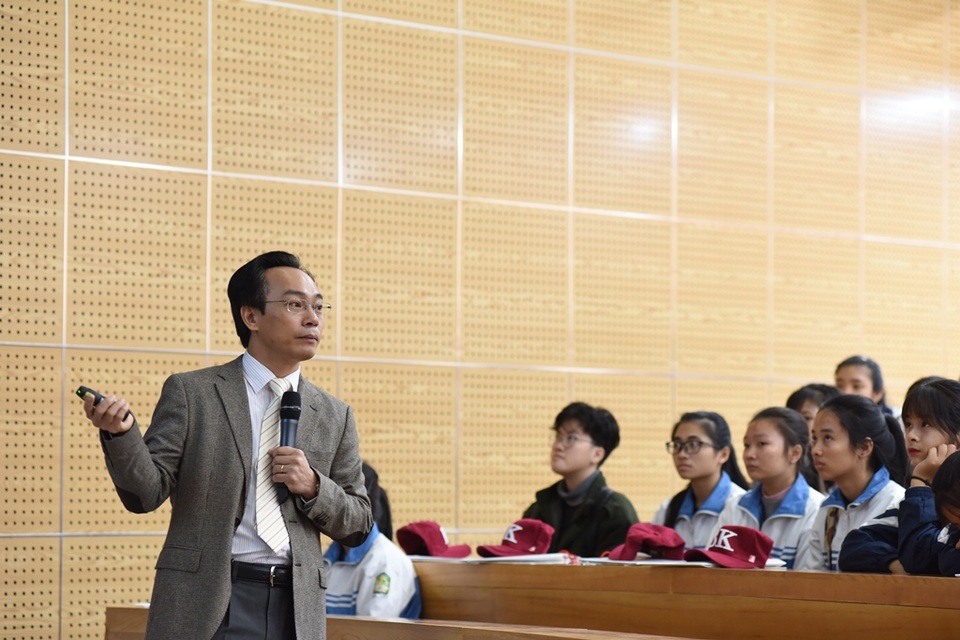 Hiệu trưởng ĐH Bách khoa HN giảng bài cho hàng trăm sĩ tử - 1
Hiệu trưởng ĐH Bách khoa HN PGS.TS Hoàng Minh Sơn giảng bài cho hàng trăm học sinh Hà Nội