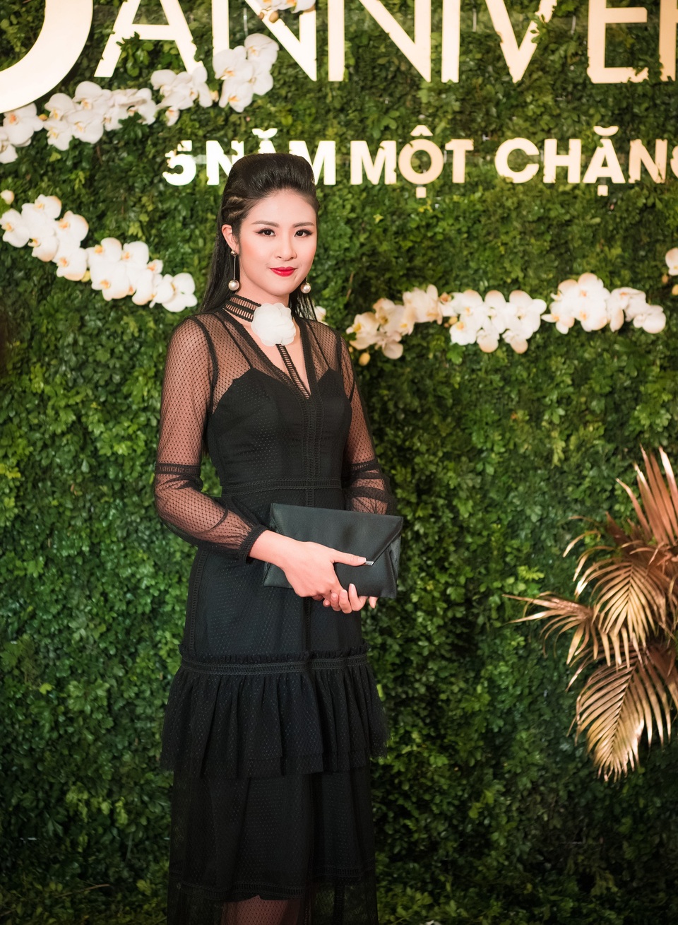 Tối qua, dàn khách mời nổi tiếng gồm có Hoa Hậu Ngọc Hân – cô ấn tượng với chiếc đầm đen gợi cảm thiết kế bởi Hà Duy và phong cách tết tóc ấn tượng.
