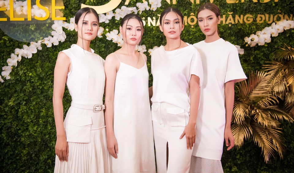 Các quán quân Next Top Model. Đây là lần đầu tiên 5 cô gái này hội ngộ trong một sự kiện ở Hà Nội. Các cô gái đều diện đồng phục màu trắng và tạo kiểu tóc đầy cá tính. Không chỉ đến dự tiệc, các quấn quân còn tham gia trình diễn các bộ sưu tập của các nhà thiết kế.