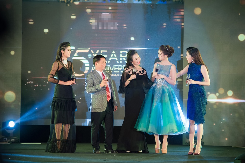 Á hậu Huyền My đơn giản nhưng vô cùng xinh đẹp trong chiếc đầm mini của nhà thiết kế Lê Thanh Hòa, cô nàng nhận được nhiều lời khen ngợi của quan khách bởi càng ngày cô càng đẹp và tỏa sáng hơn.