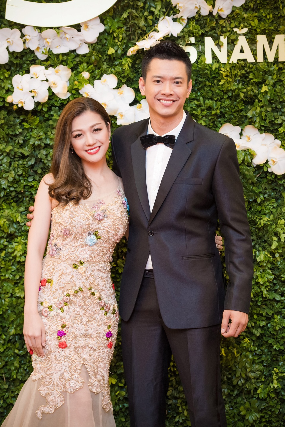 Siêu mẫu Hồ Đức Vĩnh dự sự kiện cùng một người bạn. Lâu lắm rồi, siêu mẫu này mới xuất hiện tại Hà Nội trong một sự kiện đông người.