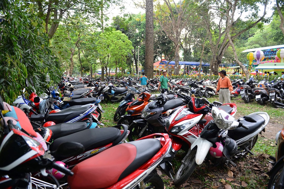 Khu vui chơi ở Sài Gòn đông nghịt người du xuân, vãn cảnh... - 12 Bãi xe Thảo Cầm Viên chật kín trong ngày người dân đổ xô đi chơi.
