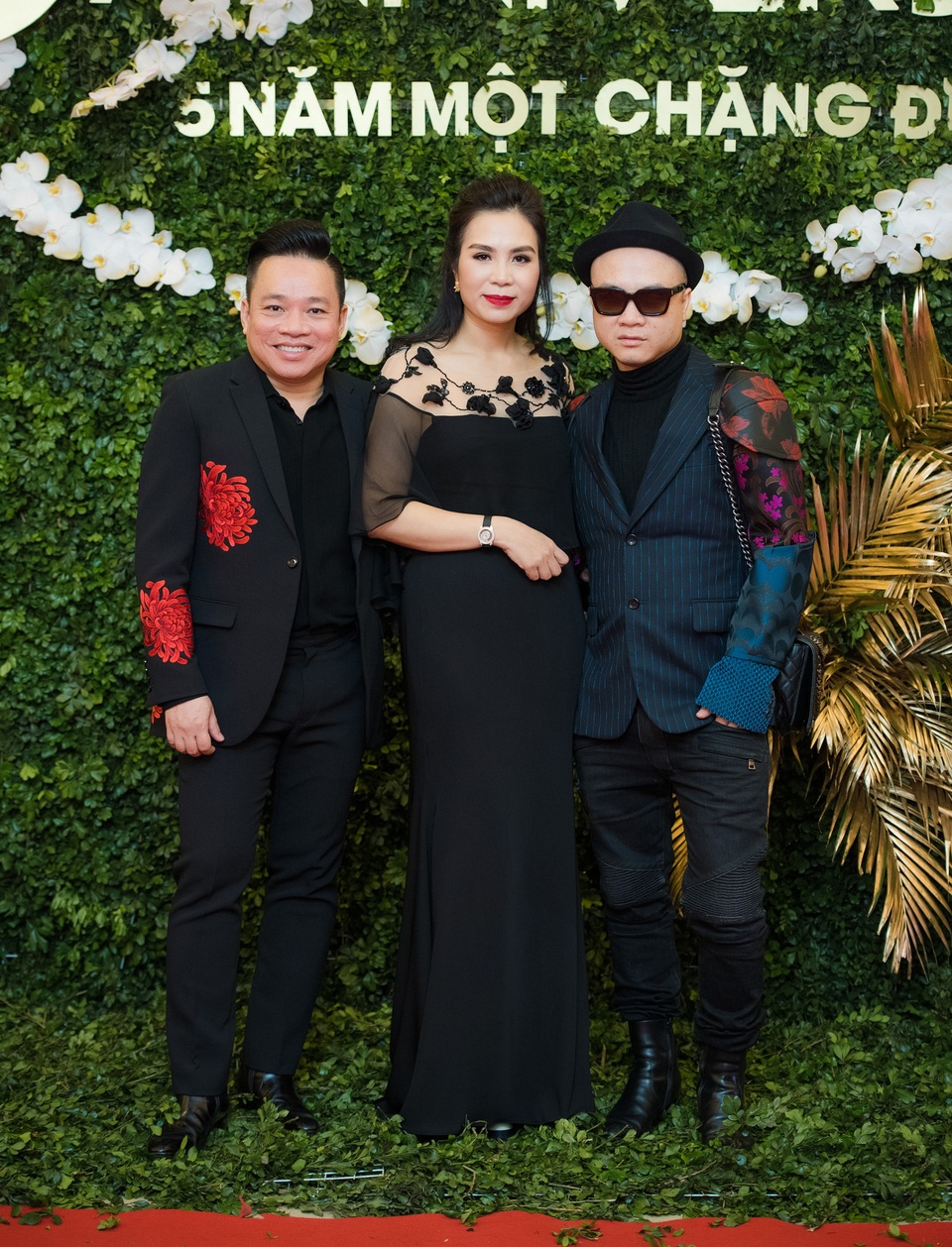 Nhà thiết kế Đỗ Mạnh Cường và doanh nhân Huy Cận đã bay từ Sài Gòn ra để tham dự sự kiện cùng bà Lưu Nga - chủ nhẫn bữa tiệc.