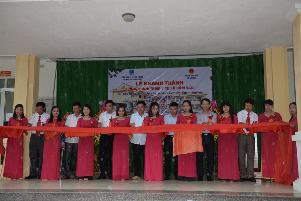 Nhiều hoạt động tri ân, đền ơn đáp nghĩa tại Thanh Hóa sau chặng đua thứ 2 - 8 BTC trao tặng xã Cẩm Vân (huyện Cẩm Thủy) trạm y tế trị giá 4 tỷ đồng