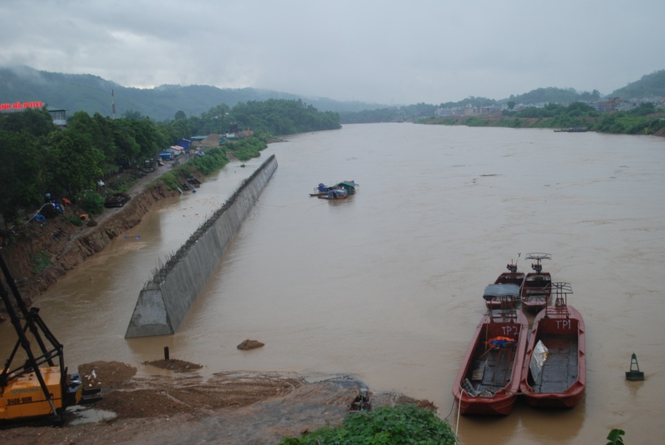 Hàng chục thuyền máy cỡ lớn bị lũ sông Hồng cuốn trôi - 3
Lũ lớn đổ về trên sông Hồng gây nhiều thiệt hại về tài sản.