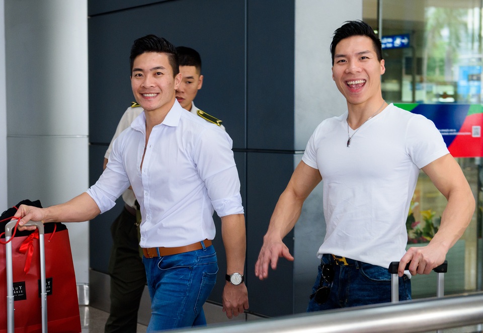 Vợ con ra sân bay đón anh em diễn viên xiếc Quốc Cơ - Quốc Nghiệp - 1