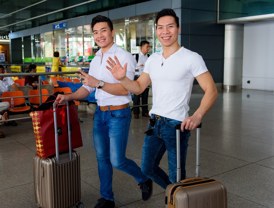 Hai anh em diễn viên xiếc Quốc Cơ - Quốc Nghiệp hạnh phúc khi được trở về nước bên gia đình sau thời gian lưu diễn kéo dài tại nước ngoài