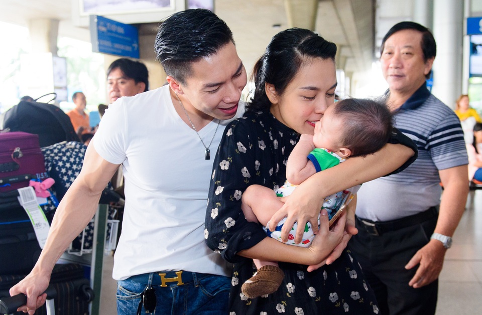 Quốc Nghiệp cũng chia sẻ, trong suốt chuyến lưu diễn anh luôn mong sớm về với con.