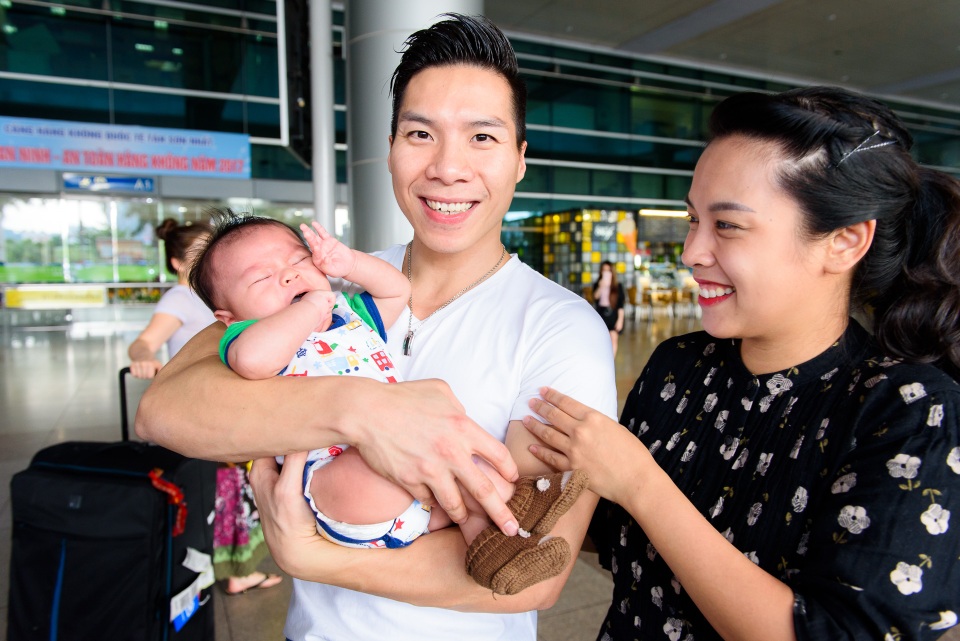 Hoàng tử nhỏ mắt tròn xoe, gương mặt bầu bĩnh đáng yêu.