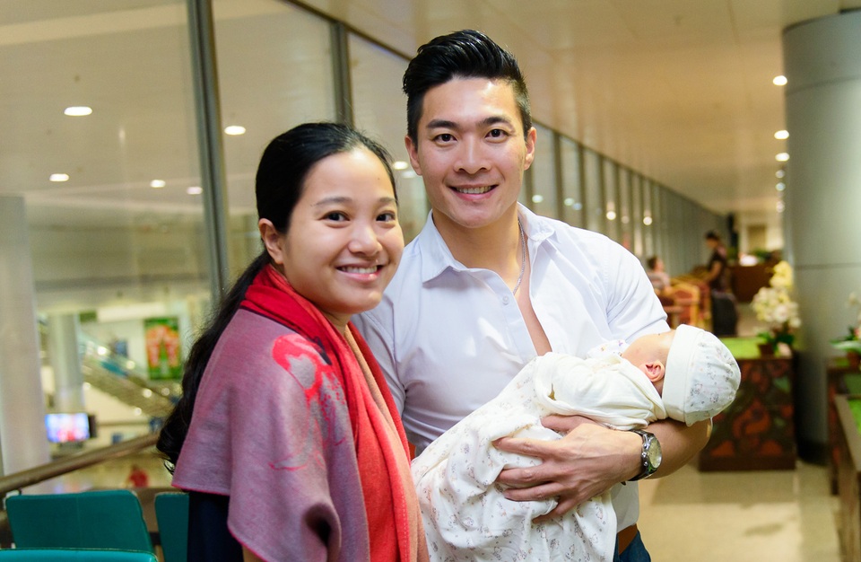 Vợ con ra sân bay đón anh em diễn viên xiếc Quốc Cơ - Quốc Nghiệp - 3