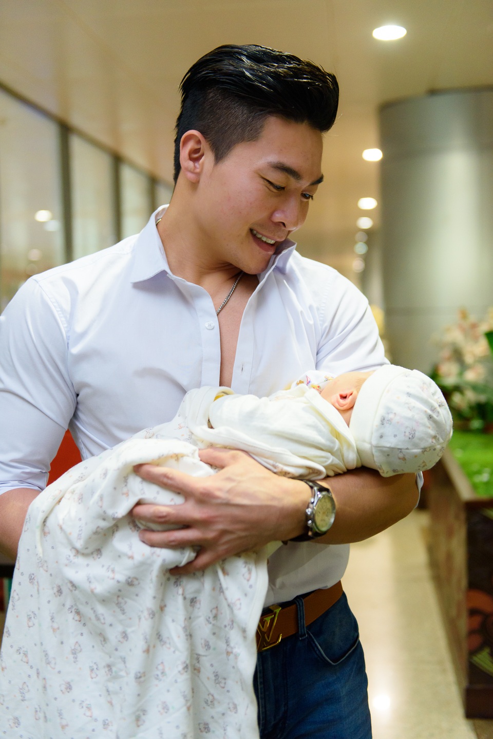 Quốc Cơ rất nhớ vợ con sau thời gian dài đi lưu diễn, anh cho biết, mình đã rất lo lắng vì không thể ở cạnh bà xã trong phút giây trọng đại: “Bao nhiêu kỷ lục thế giới cũng không thể sánh bằng việc được lên chức cha, có con trai đầu lòng.”