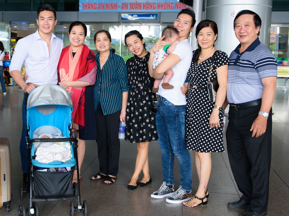 Không chỉ có vợ con, bố mẹ Quốc Cơ - Quốc Nghiệp cũng có mặt để đón 2 cậu con trai trở về.
