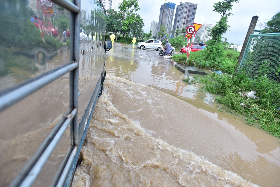 “Hốt” bạc triệu nhờ dịch vụ đưa người và xe vượt lụt ở Hà Nội - 7 Trung bình mỗi chủ xe chở được từ 30 - 50 lượt trong ngày ngập