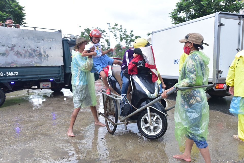 “Hốt” bạc triệu nhờ dịch vụ đưa người và xe vượt lụt ở Hà Nội - 3 Xe ba gác cũng được huy động chở người vượt lụt