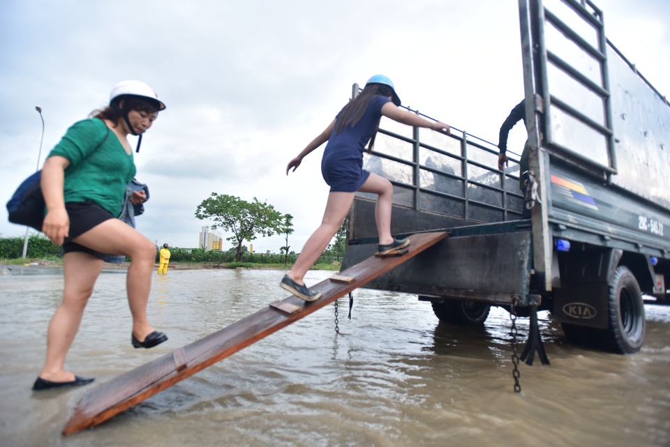 “Hốt” bạc triệu nhờ dịch vụ đưa người và xe vượt lụt ở Hà Nội - 2 Theo đó, mỗi xe tải chở tối đa khoảng 7 – 10 người với chi phí từ 20 – 50.000 nghìn đồng/người/lượt.