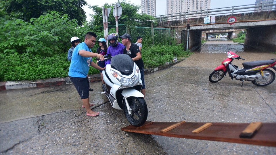 “Hốt” bạc triệu nhờ dịch vụ đưa người và xe vượt lụt ở Hà Nội - 1 Mưa lũ, nhiều đoạn đường trên Đại lộ Thăng Long ngập úng kéo dài. Các dịch vụ chở người qua điểm lụt được dịp đắt khách
